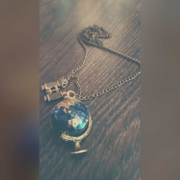 Globe Necklace - Picture 1 of 1